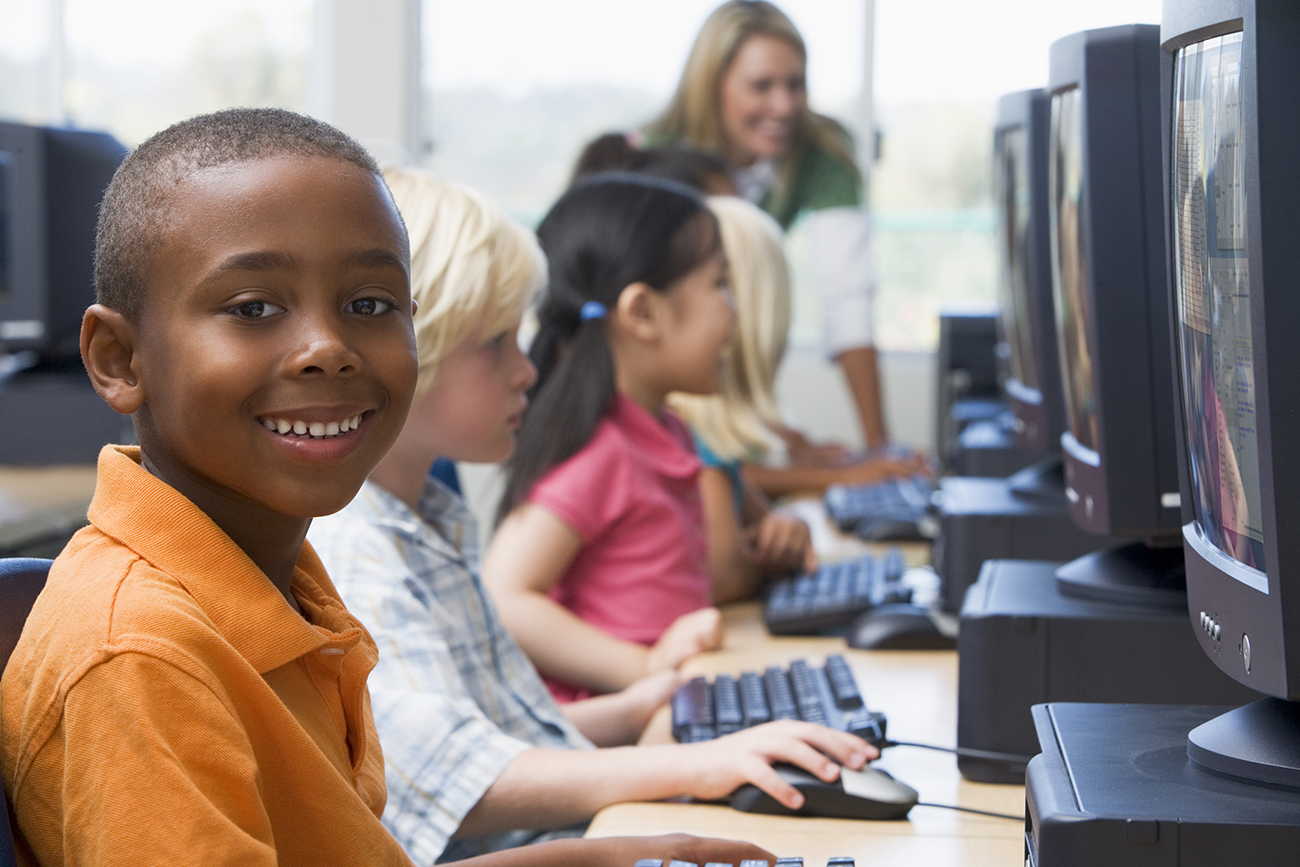 Using computers to learn. Компьютерный класс в Африке. Pictures of Kids using Computers.